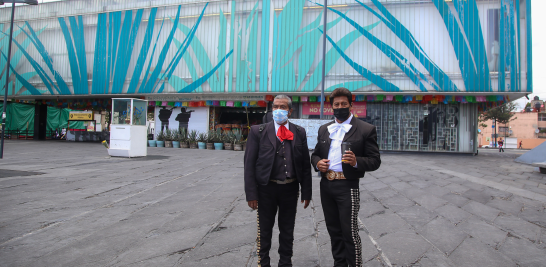 Los mariachis buscan mantener viva la tradición de la Plaza Garibaldi, en Eje Central, a más de año y medio de que se paralizaran las actividades y se evitaran aglomeraciones por la pandemia de Covid-19. Foto EE: Eric Lugo.