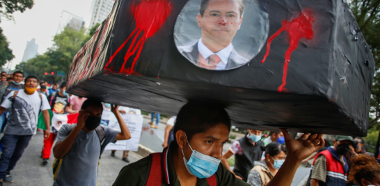 Familiares de los 43 estudiantes desaparecidos en Iguala, Guerrero, marchan con rumbo a la plaza del Zócalo capitalino para exigir justicia a las autoridades.