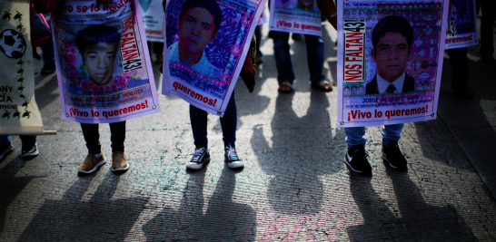 En el anti-monumento en memoria de los 43, ubicado en Paseo de la Reforma, los manifestantes realizaron el pase de lista, nombrando a los estudiantes  desaparecidos.