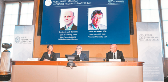 El Premio Nobel de Química fue otorgado a Benjamin List (Max Planck Institute, Alemania) y David W. C. MacMillan (Universidad de Princeton, Estados Unidos). Foto: AFP