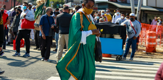 Figuras de todos tamaños y feligreses vestidos como San Judas acudieron a Avenida Hidalgo para festejar este 28 de octubre. Foto EE: Eric Lugo