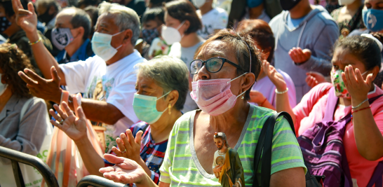 A pesar de la pandemia de Covid-19 y del semáforo epidemiológico en color verde en la capital, las inmediaciones a la iglesia de San Hipólito se mostraban abarrotadas por los fieles.  Foto EE: Eric Lugo