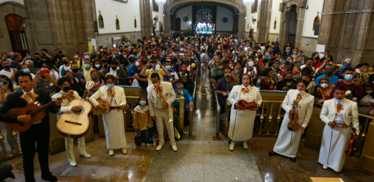 Una agrupación de mariachis le dedicó a San Judas Tadeo su música al pie del altar de San Hipólito. Foto EE: Eric Lugo