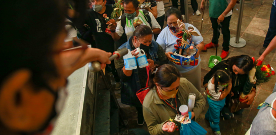 Sin conservar la sana distancia, los asistentes al templo rezaron al santo de las causas imposibles. Foto EE: Eric Lugo