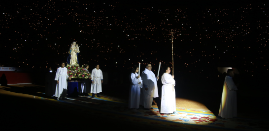 Procesión de la Virgen de Rosario, en la reapertura de la plaza México durante la llamada corrida nocturna de luces. Foto EE: Eric Lugo.