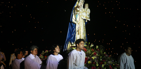 Procesión de la Virgen de Rosario, en la reapertura de la plaza México durante la llamada corrida nocturna de luces. Foto EE: Eric Lugo.