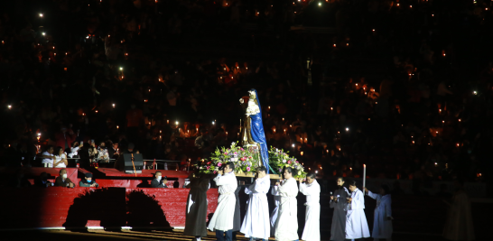 Procesión de la Virgen de Rosario, en la reapertura de la plaza México durante la llamada corrida nocturna de luces. Foto EE: Eric Lugo.