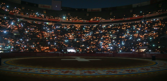 Procesión de la Virgen de Rosario, en la reapertura de la plaza México durante la llamada corrida nocturna de luces. Foto EE: Eric Lugo.