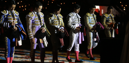 Procesión de la Virgen de Rosario, en la reapertura de la plaza México durante la llamada corrida nocturna de luces. Foto EE: Eric Lugo.