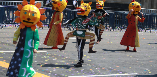 El Zócalo capitalino se vistió de colores como el punto de partida del desfile organizado por las autoridades de la Ciudad de México. Foto EE: Eric Lugo