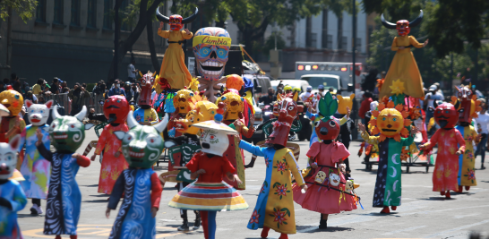 El Desfile Internacional de Día de Muertos estuvo conformado por 150 músicos; 450 voluntarios; 350 bailarines acróbatas; 130 elementos de producción y staff; 4 estrellas musicales de talla internacional. Foto EE: Eric Lugo