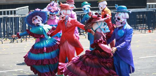 Bailarines, carros alegóricos y acróbatas recorrieron 8.7 kilómetros durante el Desfile Internacional de Día de Muertos de la Ciudad de México. Foto EE: Eric Lugo