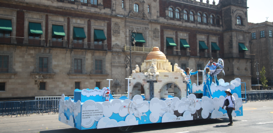 En el desfile se contó con 10 carros alegóricos autónomos y 29 super props empujables. Foto EE: Eric Lugo