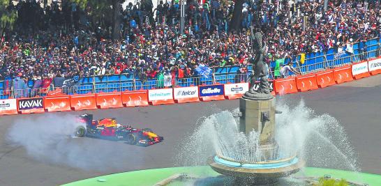 Memoria. Checo Pérez convivió con sus fans en un evento gratuito que marcó el parteaguas de la mejora en el turismo deportivo, de acuerdo a las autoridades mexicanas. Fotos: Reuters / Cuartoscuro