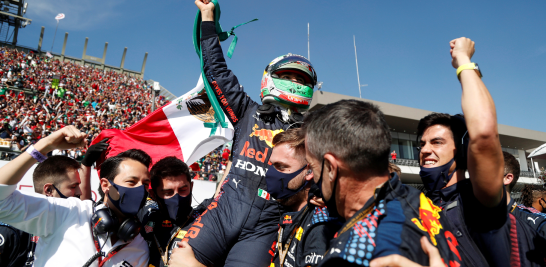 Tras la carrera, Checo Pérez fue alzado sobre los hombros de sus mecánicos. Foto: Reuters.