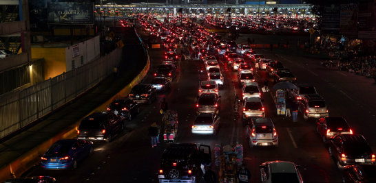 Decenas de cruces en la frontera entre México y Estados Unidos reabrieron a viajes no esenciales el lunes después de un cierre de 20 meses para evitar la propagación de Covid-19. Foto: Reuters.