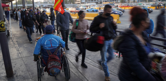 En Ciudad Juárez, vecina de El Paso (Texas), eran contados los vehículos que llegaban a los puntos fronterizos. Foto: Reuters.