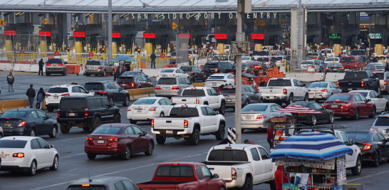 En Tijuana, durante la madrugada se observaron largas colas de vehículos listos para ir a San Ysidro, California, pero por la mañana el tránsito se redujo. Foto: Reuters.