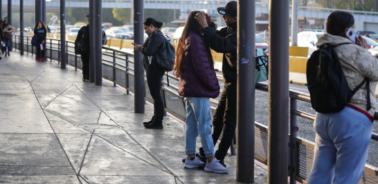 La reapertura pone fin a 20 meses de restricciones de viaje que separaron familias, perjudicaron el turismo. Foto: Reuters.