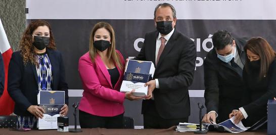 Junto con el Paquete Fiscal, el tesorero entregó a los legisladores y a los medios de comunicación el documento: “50 acciones por el nuevo Nuevo León"