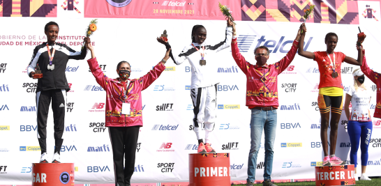 Ganadoras del Maratón de la CDMX categoría femenil. Foto EE: Eric Lugo