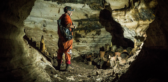 Guillermo de Anda, explora por primera vez la Cueva Balamkú, la cual contiene al menos 7 ofrendas milenarias mayas, ubicada en las entrañas de Chichén Itzá. Foto EE: Cortesía / Karla Ortega GAM-INAH.