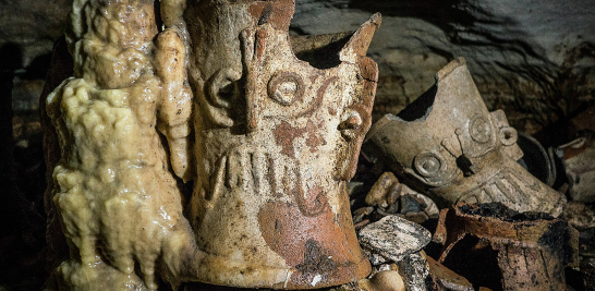 Incensario con la imagen de Tláloc, en la Cueva Balamkú.Foto EE: Cortesía / Karla Ortega GAM-INAH.