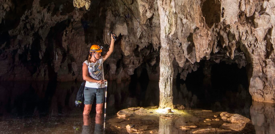 La arqueóloga Carmen Rojas en Cueva Paamul II. Foto EE: Cortesía