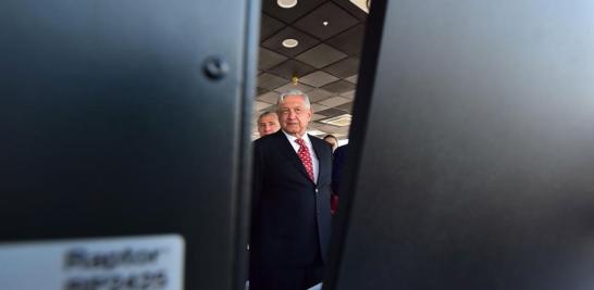 El presidente Andrés Manuel López Obrador realizó un recorrido por la torre de control del AIFA para observar las primeras operaciones de la nueva terminal aérea.Foto: Presidencia de México