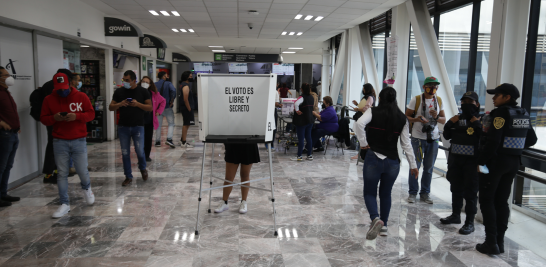 Durante la jornada de la consulta, el INE pidió a los funcionarios abstenerse de publicar o difundir mensajes promocionando la consulta de Revocación de Mandato. Foto EE: Eric Lugo.