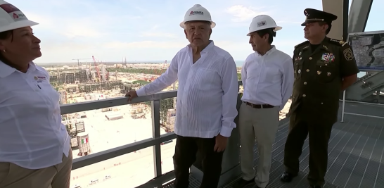 El presidente Andrés Manuel López Obrador encabezó la inauguración de la "primera etapa constructiva" de la refinería Olmeca en Dos Bocas, Tabasco. Foto EE: Especial / Captura de video