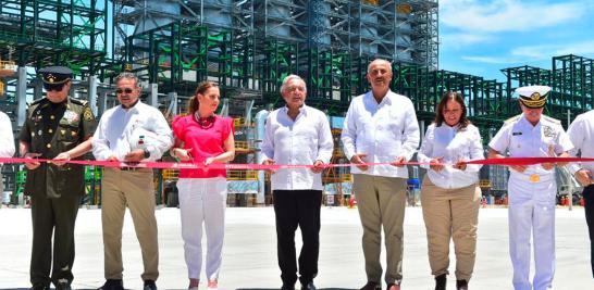 La refinería Olmeca de Dos Bocas, en Paraíso, Tabasco, es una de las grandes apuestas de la actual administración federal con la que se busca conseguir la autosuficiencia en combustibles. Foto EE: Cortesía / Presidencia de México