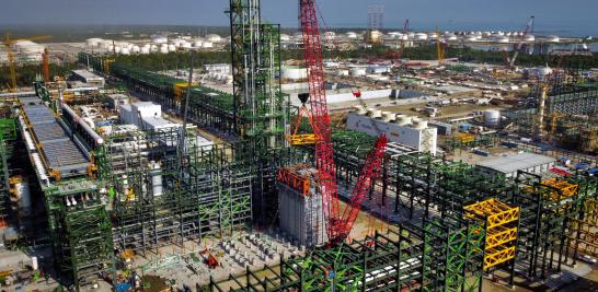 La refinería de Dos Bocas consta de 17 plantas de proceso, 57 tanques y 34 esferas de almacenamiento, además de talleres, cuarto de control, edificios administrativos y de servicios. Foto: Reuters