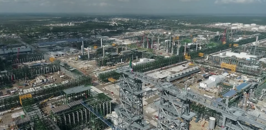 Antes de la ceremonia inaugural, el Presidente realizó un recorrido por las instalaciones de la refinería Olmeca. Foto EE: Especial / Captura de video