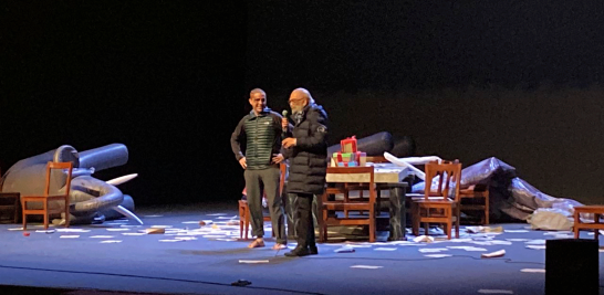 Homenaje a Alejandro Luna Ledesma tras la presentación de la obra de teatro Edipo: nadie es ateo en el Teatro de la Ciudad Esperanza Iris. Foto EE: Cortesía / Danáe KótsirasFoto EE: Ricardo Quiroga