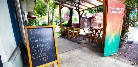 Pese al continúo tránsito de personas en la colonia Condesa, donde se ubica la pizzería Tenabari, el dueño reconoció que sus utilidades se han visto mermadas por el incremento en los precios de la comida. Foto EE: Eric Lugo