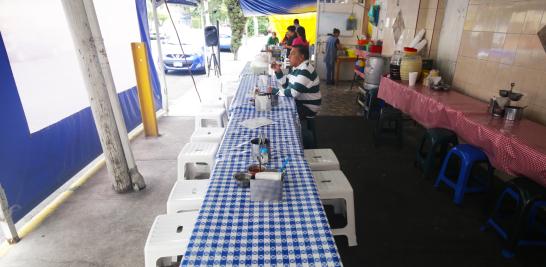 Mesas disponibles en la hora del almuerzo en la pozolería y antojos Las Tías, en la colonia 20 de Noviembre, al centro de la ciudad. Foto EE: Eric Lugo