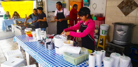 Integrantes de la familia preparan alimentos en la pozolería Las Tías. Foto EE: Eric Lugo