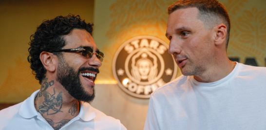 El restaurantero ruso Anton Pinskiy y el rapero Timati debutaron la semana pasada con su nueva empresa 'Stars Coffee'. Timati dice que debido a que Starbucks tenía su propia base de recursos y producción, tuvieron que encontrar nuevos proveedores.