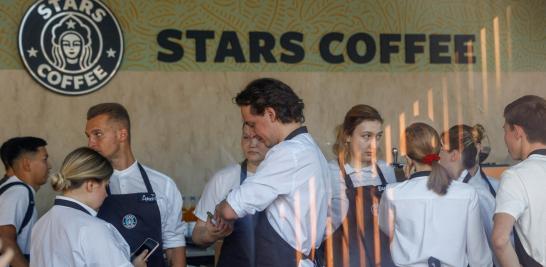 Los miembros del personal se preparan para el lanzamiento de la nueva cafetería "Stars Coffee", que abre tras la salida de Starbucks del mercado ruso, en Moscú.