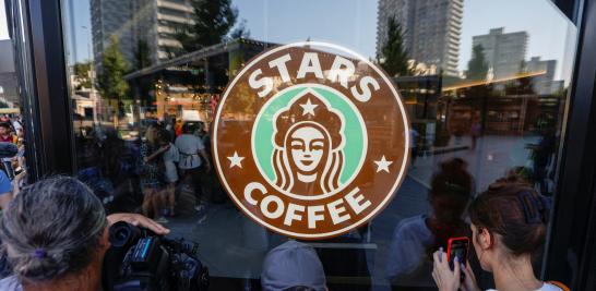 La gente se reúne para el lanzamiento de la nueva cafetería "Stars Coffee" en Moscú. Durante 15 años, Starbucks aumentó su presencia en Rusia a 130 tiendas que empleaban a 2000 empleados.