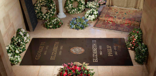 El Palacio de Buckingham publicó el sábado una fotografía del sepulcro de la reina Isabel II en la capilla real de Windsor. Foto EE: Cortesía / Twitter @RoyalFamily