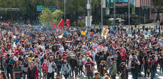 El presidente Andrés Manuel López Obrador instó más temprano a "evitar la violencia" durante la marcha, y declaró la jornada "de luto nacional". Foto EE: Eric Lugo