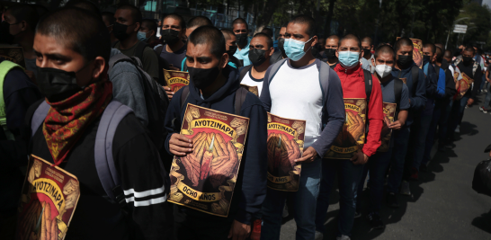 La multitud avanzó por las calles de la Ciudad de México coreando lemas como "¡Vivos se los llevaron, vivos los queremos!", y portando carteles que responsabilizan al Estado y al Ejército por la desaparición de los 43 normalistas. Foto EE: Eric Lugo