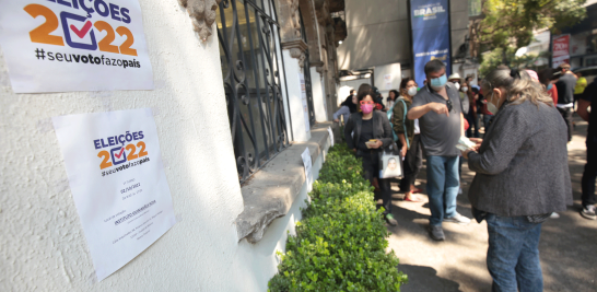 Ciudadanos brasileños acudieron a la Embajada de Brasil en la Ciudad de México para emitir su voto. Foto EE: Eric Lugo