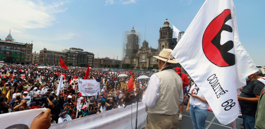 Integrantes del Comité 68 encabezaron la marcha hasta la Plaza de la Constitución de la Ciudad de México. Foto EE: Eric Lugo