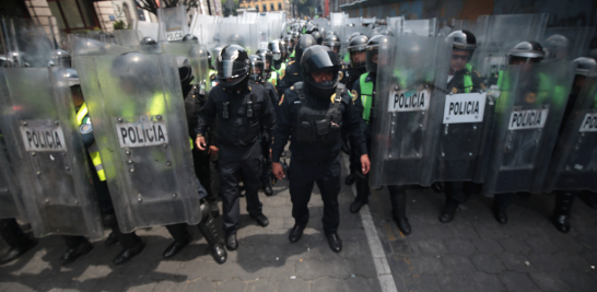 En diversos cruces viales donde transcurrió la marcha, grupos de elementos de la policía capitalina, con escudos y cascos, estuvieron atentos a la movilización. .Foto EE: Eric Lugo