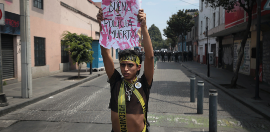 En conjunto con las constantes peticiones de justicia por la matanza de 1968, también recordaron la desaparición de los 43 normalistas de Ayotzinapa. Foto EE: Eric Lugo