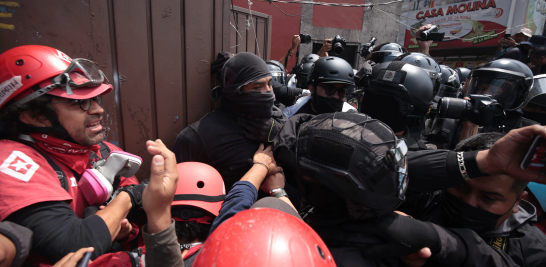 En la calle de Tacuba y Eje Central, policías encapsularon por un momento a un grupo de manifestantes. Foto EE: Eric Lugo