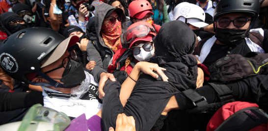 Pese a que las autoridades capitalinas reportaron "saldo blanco" durante esta marcha, se pudieron observar algunos grupos de personas encapuchadas haciendo pintas en las vallas que se colocaron en las inmediaciones del Centro Histórico..  Foto EE: Eric Lugo